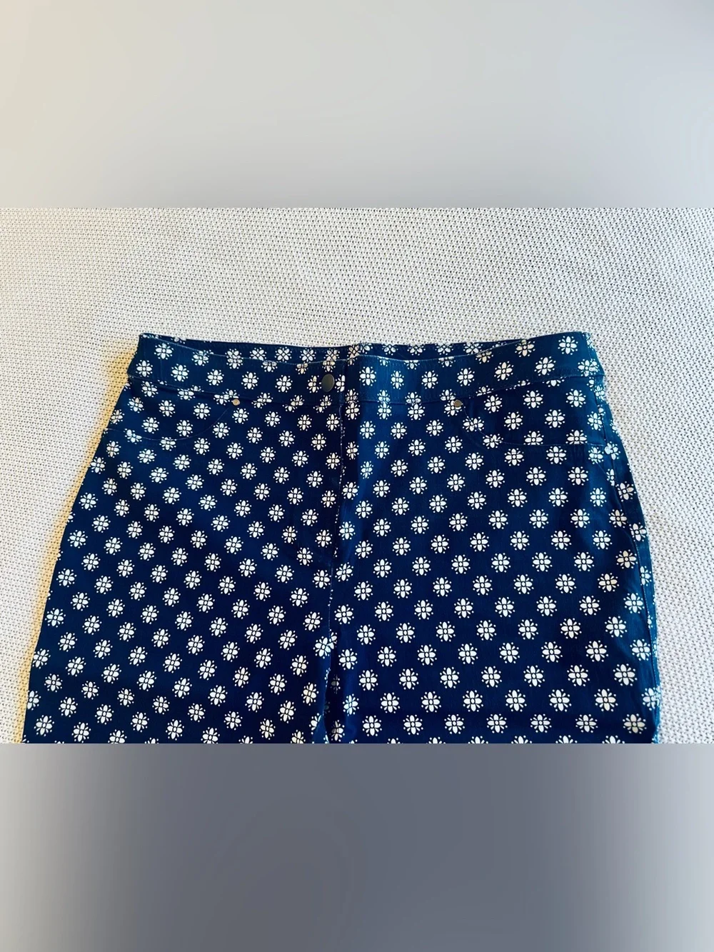 CHICO’S Stretchy Navy Blue & White Dot Floral Ankle Slim Crop Jeans